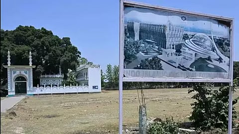 While the previous design took inspiration from Gulf-style mosques, trust officials stated that the revised version will adhere to architectural principles rooted in the Awadh region.