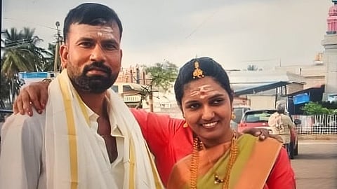 Around 11.30 am, Rekha was standing near the Sunkadakatte bus stand with her 12-year-old daughter when Lokesh confronted her, leading to a heated argument.