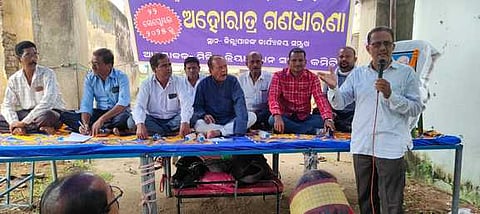 Indefinite Dharana against the delay in establishment of a medical college at Kendrapada continues