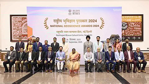 President with Murmu recipients of National Geoscience Awards-2024 and other guests at Rashtrapati Bhavan