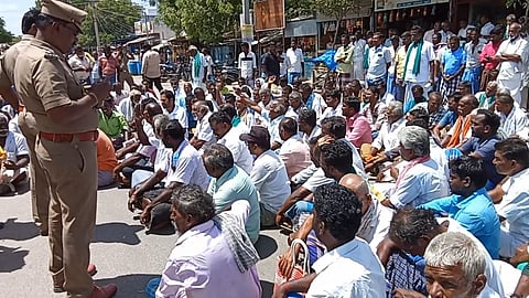 Farmers stage stir seekingflood relief; 200 detained