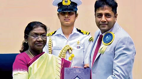 Harikrishnan S receiving the National Award for Best Narration from President Draupadi Murmu in New Delhi.