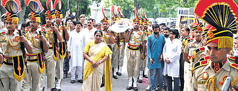 Delhi CM Rekha Gupta, Virendra sachdeva, and other leaders, Family members pay their tributes to VK Malhotra as his mortal remains kept for party workers and mourners to pay their last respects at Lodhi crematorium Ground in New Delhi on Wednesday.