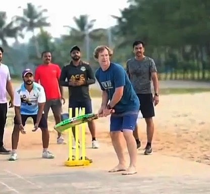 Jonty Rhodes enjoys cricket with local players on Arthunkal beach