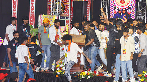 Brawl during Dasara prize ceremony in Karnataka's Madikeri, DYSP injured