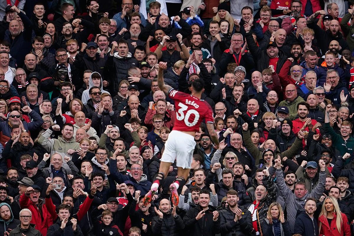 Manchester United wins and Arsenal moves to the top of the Premier League