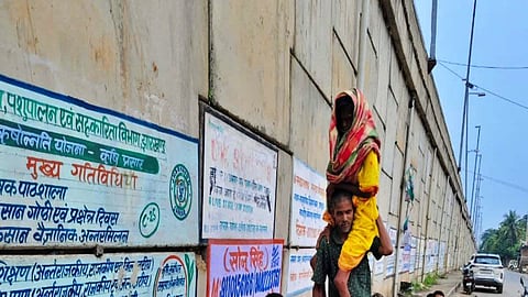 According to eyewitnesses, when Shukulmani could not walk a distance from the hospital, her husband, Gura Sabar, carried her on his shoulders. 