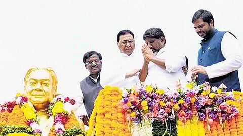 Deputy Chief Minister Mallu Bhatti Vikramarka pays floral tribute to G Venkataswamy’s statue on his 96th birth anniversary, at Tank Bund 
in Hyderabad on Sunday.