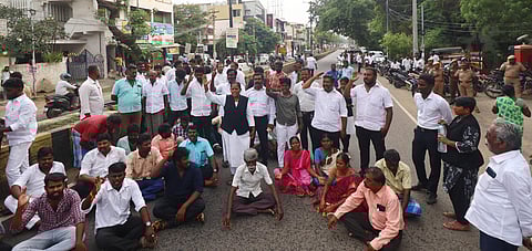 Family members of Dineshkumar staged a road roko in Madurai on Thursday 
