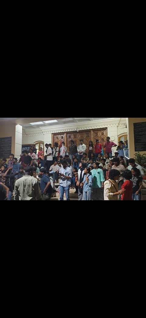 SFI members claimed that police and security forces manhandled and dragged students during the crackdown.