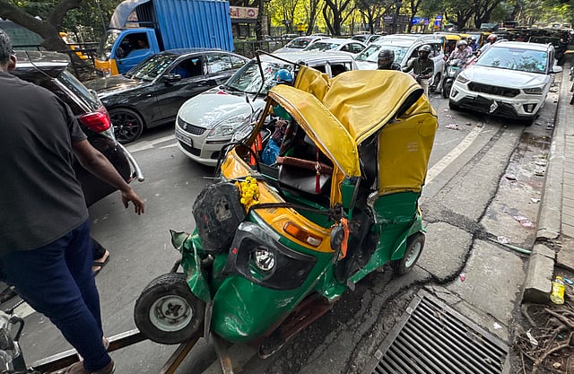 Vehicles being towed were involved in an accident after a BMTC bus hit nine vehicles near M Chinnaswamy Stadium in Bengaluru on Saturday. Due to the accident, a traffic jam occurred on Queens Road. 