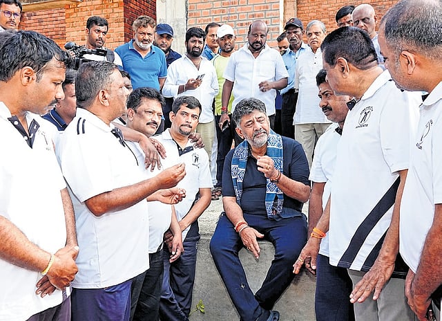 DCM DK Shivakumar interacts with morning walkers during the ‘Bengaluru Nadige’ (Walk With Bengaluru) programme at JP Park in Mathikere on Sunday