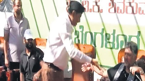 A video grab of MLA Munirathna arguing with DCM DK Shivakumar at the Bengaluru Nadige event on Sunday  