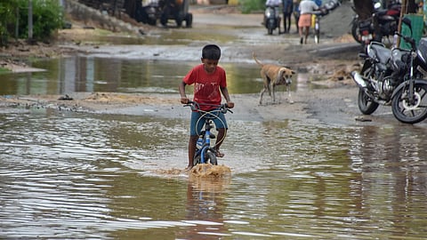 The India Meteorological Department (IMD) issued an ‘orange’ alert for Tirunelveli and Tenkasi, forecasting very heavy rain in isolated places.