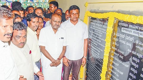 Union Minister for Heavy Industries and Steel H D Kumaraswamy inaugurates the newly built Sri Jayachamarajendra Wadiyar Market in Mandya on Thursday.