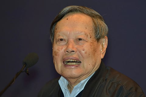 Chinese Nobel Prize-winning physicist Chen Ning Yang delivers a speech at Zhejiang University in Hangzhou in eastern China's Zhejiang province, on April 14, 2014.