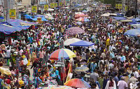 To ease pressure, the city police have introduced special traffic diversions and designated alternative parking spaces from October 15, with additional personnel deployed at key junctions.