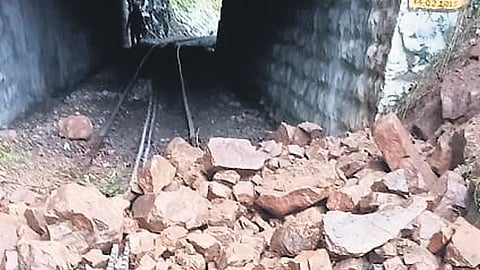 The Mettupalayam–Udhagamandalam
train service was suspended due to
debris along the tracks 