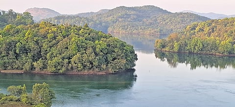 The project was kept in abeyance since 2004, until recently. It is coming up in the Western Ghats at Talakalale in Shivamogga and Gerusoppa in Uttara Kannada district, across the river Sharavathi. 