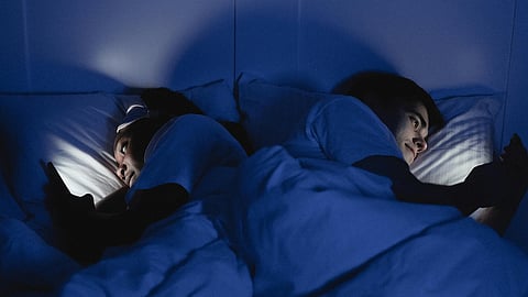 When blue light breaks balance