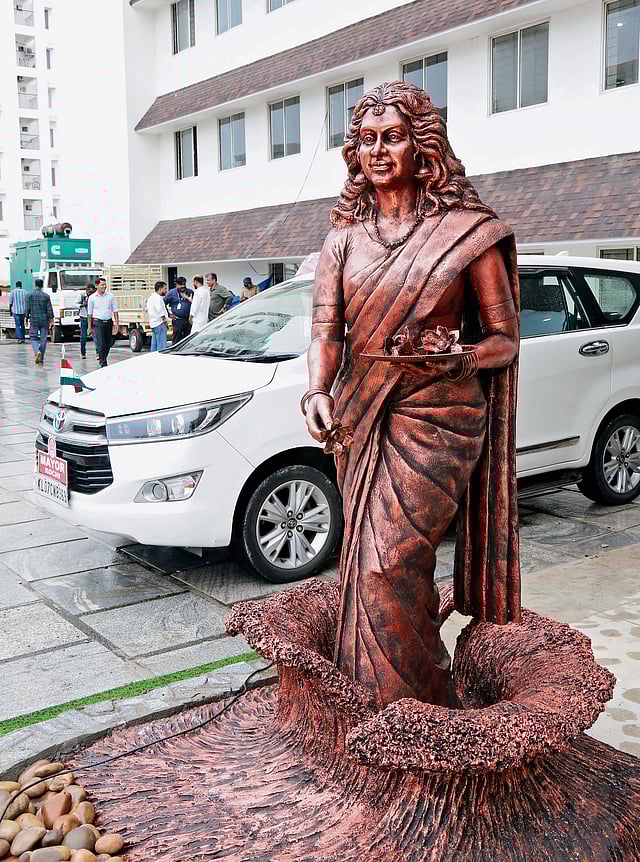 'Queen of Arabian Sea' statue.