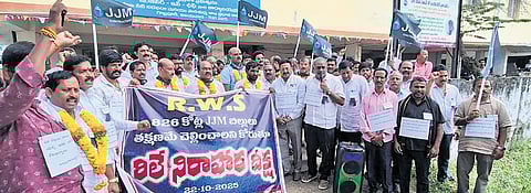 Koneru Srinivasa Prasad, secretary of the association, demanded immediate release of Rs 826 crore towards pending bills for 7,236 works.