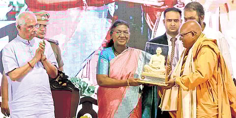 Swami Satchithananda presents a memento to President Droupadi Murmu at the Sree Narayana Guru centenary event in Varkala.