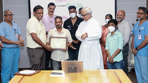 Dr S S Noble Gracious presents a certificate of honour to the family of Biljith Biju in the presence of Akshay, who received Biljith’s kidney.