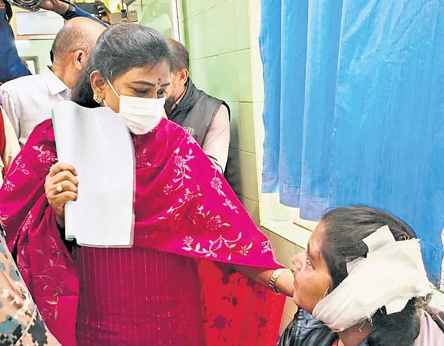 Home Minister Vangalapudi Anitha consoling the injured passengers undergoing treatment at the Government General Hospital in Kurnool on Friday. 