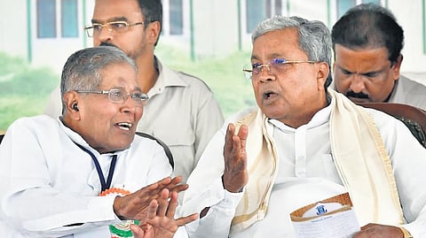Chief Minister Siddaramaiah in conversation with former Union minister Rehman Khan during the inauguration of ‘Darul Quran Campus’ at Bannikuppe in Bengaluru on Saturday.