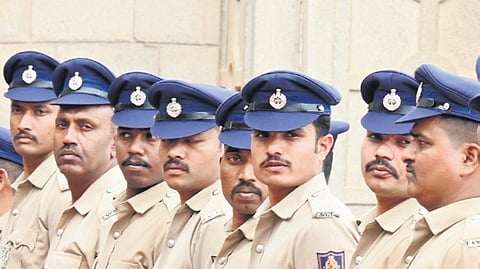 Police personnel with the new caps at Vidhana Soudha in Bengaluru 
on Monday  |  Shashidhar Byrappa