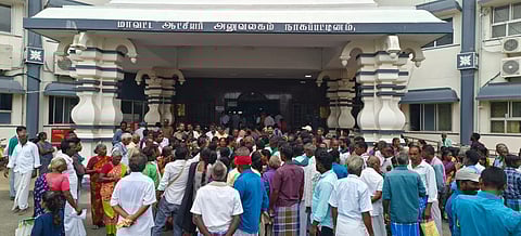 The protest was later withdrawn after the collector assured that rehabilitation and resettlement compensation would be provided soon. 