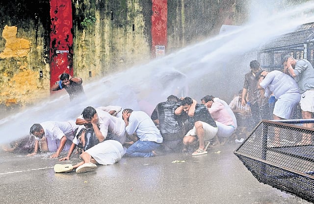 A march led by KSU over the PM SHRI issue towards General Education Minister 
V Sivankutty’s office  at the Secretariat in Thiruvananthapuram on Monday, was met with police water cannons 