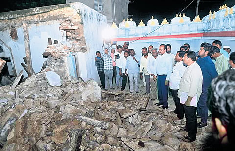 Sri Sri Sri Veerabrahmendra Swamy Ancient House Collapsed due to heavy rain