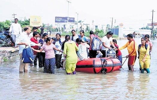 The district administration officials shifting people from the Sammaiah Nagar in Hanamkonda.