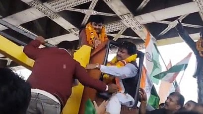 The crane operator who was slapped by the MP is reportedly a muster roll employee in the Satna Municipal Corporation.