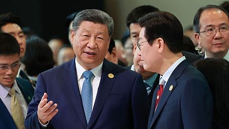 South Korean President Lee Jae Myung (R) and China's President Xi Jinping attending the gala dinner during the Asia-Pacific Economic Cooperation (APEC) Summit in Gyeongju.