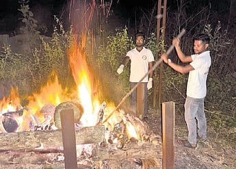 Members of Sankalp Parivar, a local social organisation, stepped forward to perform her last rites. 