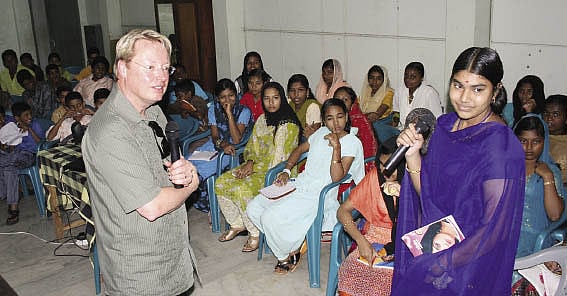 American director Joe Fab interacts with students during IFFK 2008. 