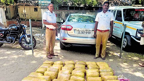 Manapparai traffic police personnel with the seized ganja bundles.