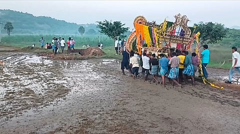 People are forced to bury the dead along the banks of a lake.