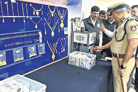 The Economic Offences Wing of the Central Crime Branch (CCB) arrested two men who cheated the public by offering zero per cent interest on gold loans.