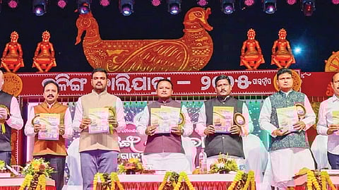 CM Mohan Charan Majhi and other guests at Kalinga Balijatra festival 