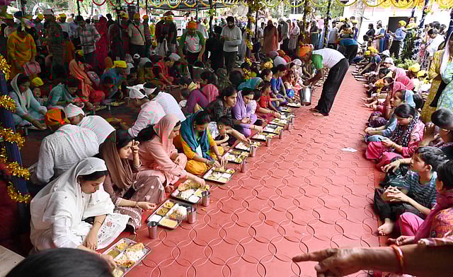 Devotees partaking of langar arranged at
the gurdwara in Pangode Army Cantonment