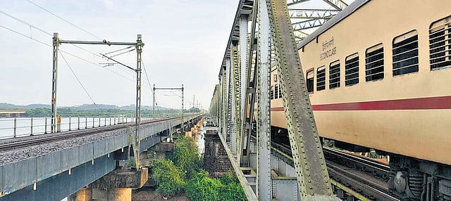 The Netravati bridge. Though named Mangalore Mail, the train went to Mangalore only in 1907 after the bridge was constructed that year
