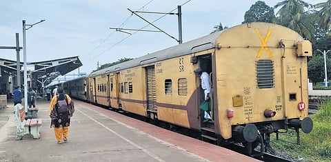 Train 12602 Mangaluru Central-MGR Chennai Central departing Kanhangad station