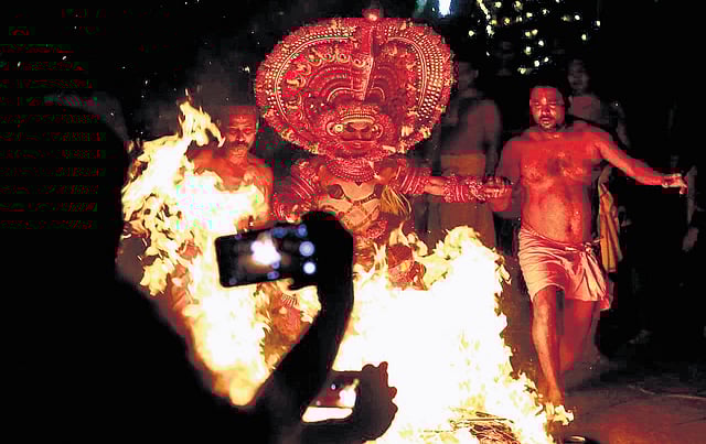 A vlogger shooting Kandanar Kelan theyyam 