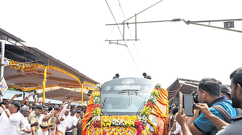 Railway officials and others give a grand reception to the Ernakulam-Bengaluru Vande Bharat Express at Coimbatore Railway Station on Saturday.