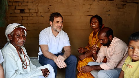 Rahul Gandhi with Bhagirath Manjhi.