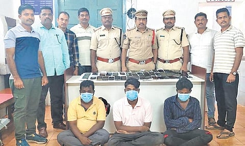 Police identified the accused as Bangaru Rambabu, Vankuri Prakash alias Bujji, and Buradaganti Naveen Kranthi, all habitual offenders with a history of snatching mobile phones from passengers on running trains. 